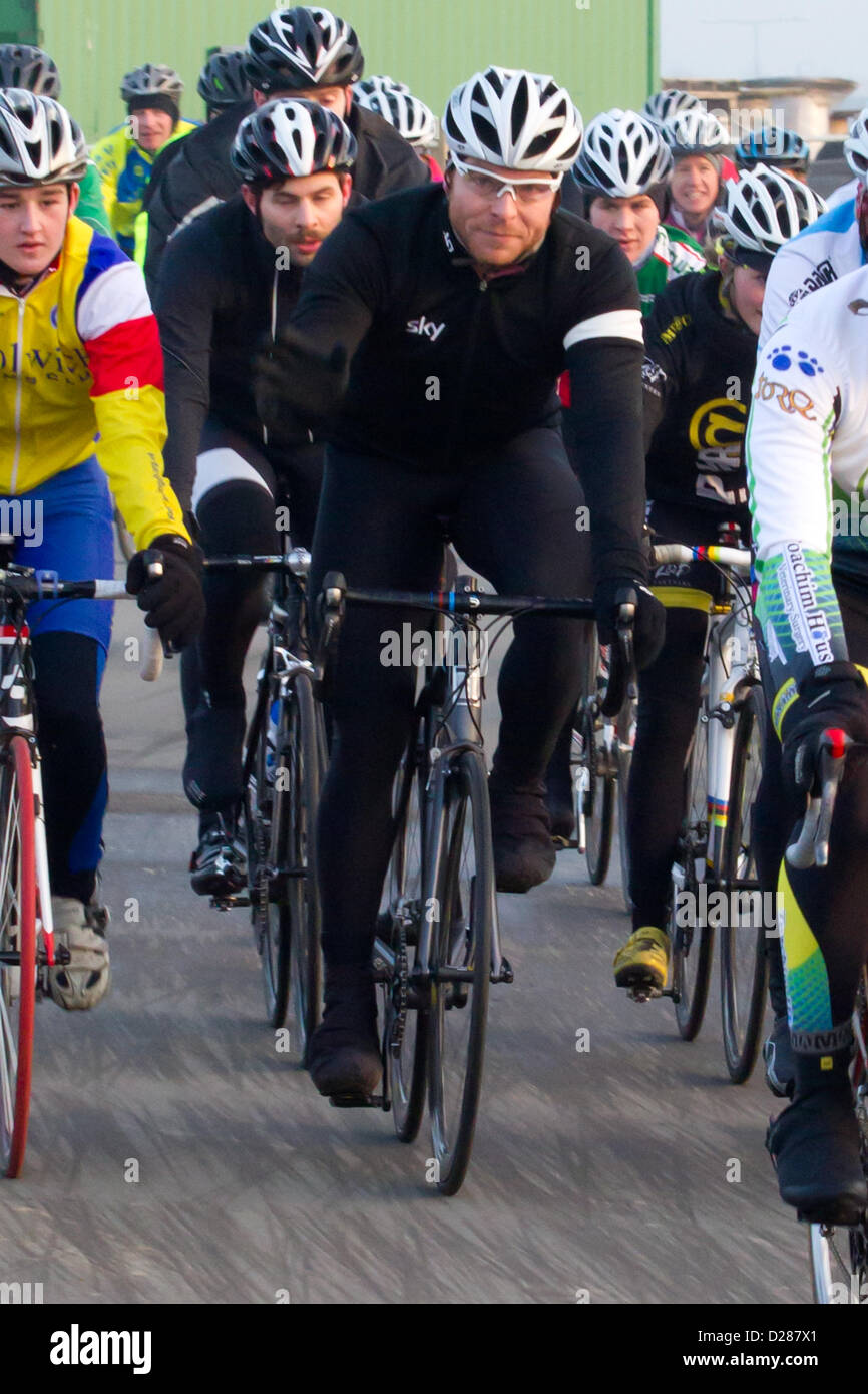 16. Januar 2013 - bekommt Kent - Sir Chris Hoy gemobbt, während Fahrversuch sein neue Bike an einem Cyclopark in Kent, UK reichen. Stockfoto