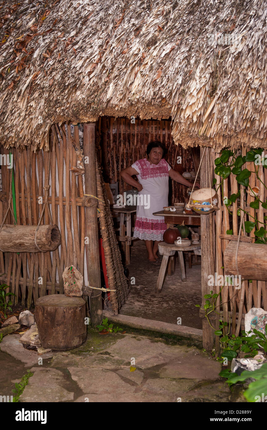 Mexiko, Cozumel, San Miguel, Cozumel Museum, Maya-Frau im traditionellen Haus Stockfoto