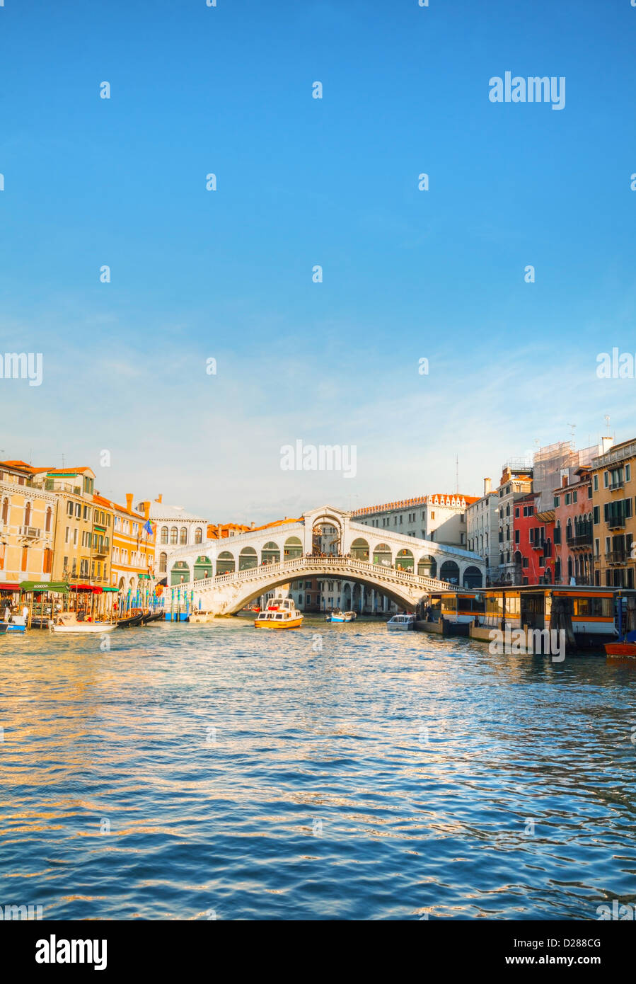 Rialto-Brücke (Ponte Di Rialto) an einem sonnigen Tag in Venice.It die älteste und eine der vier Brücken überspannt den Canal Grande. Stockfoto