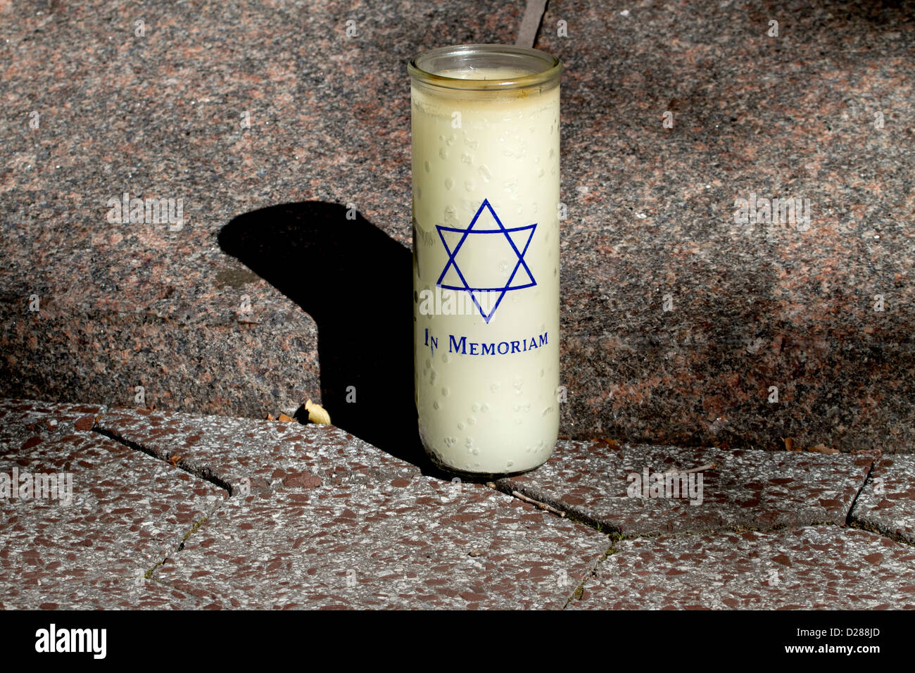 Denkmal (Yahrzheit) Kerze am Holocaust-Mahnmal in Sheepshead Bay, Brooklyn, New York City. Stockfoto