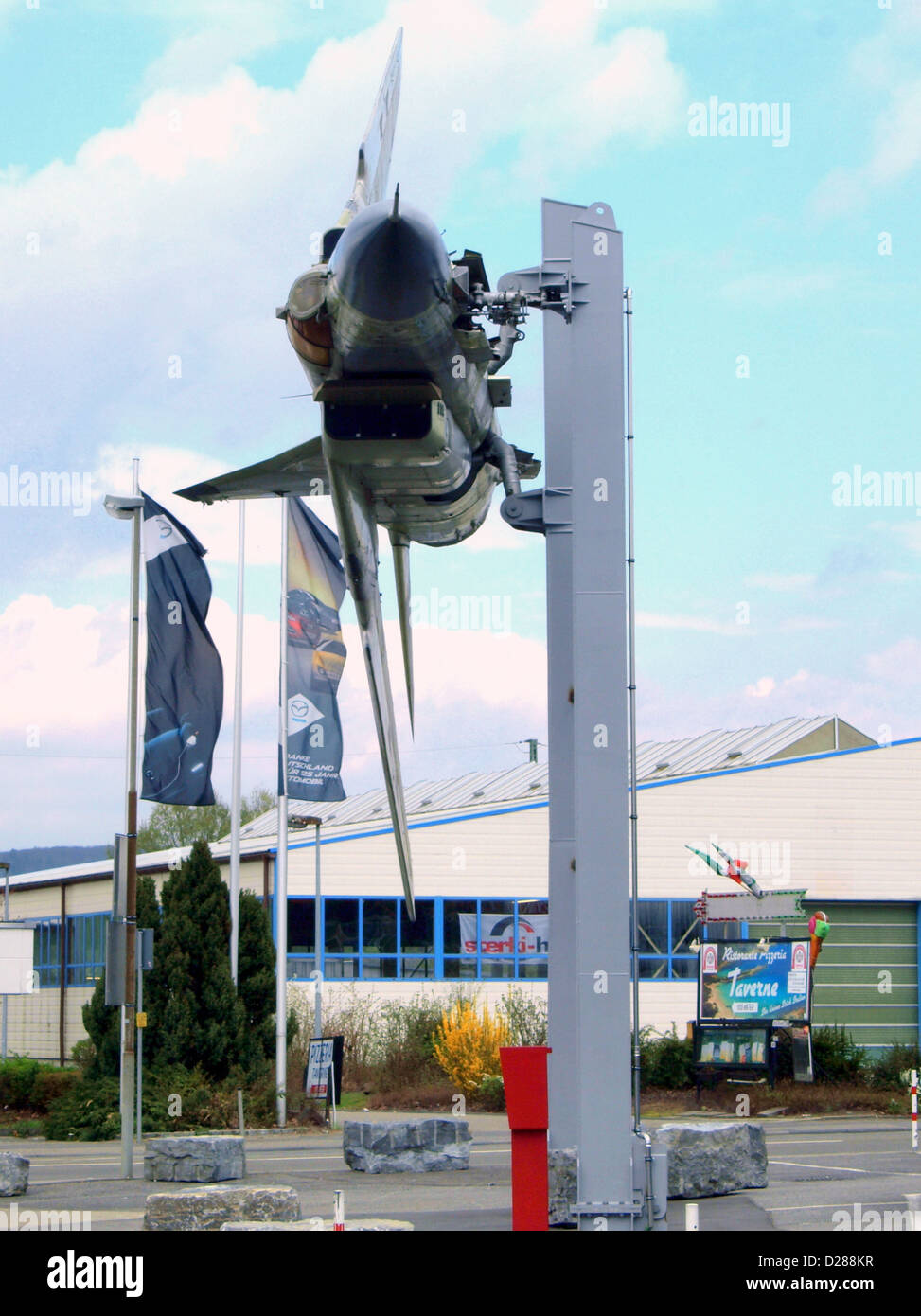 Die MIG-23 ML NVA550 ist ein sowjetischer Kampfflugzeug, das im Auto & Technic Museum in Sinsheim ausgestellt wird. Das Museum zeigt eine Vielzahl von Luftfahrt- und Automobilausstellungen, und die MiG-23 ist ein bemerkenswertes Stück, das Militärtechnologie aus der Zeit des Kalten Krieges widerspiegelt. Die MiG-23 war ein vielseitiges Flugzeug, das von vielen Luftstreitkräften weltweit eingesetzt wurde und für sein variabel-schwenkbares Flügeldesign bekannt ist. Stockfoto