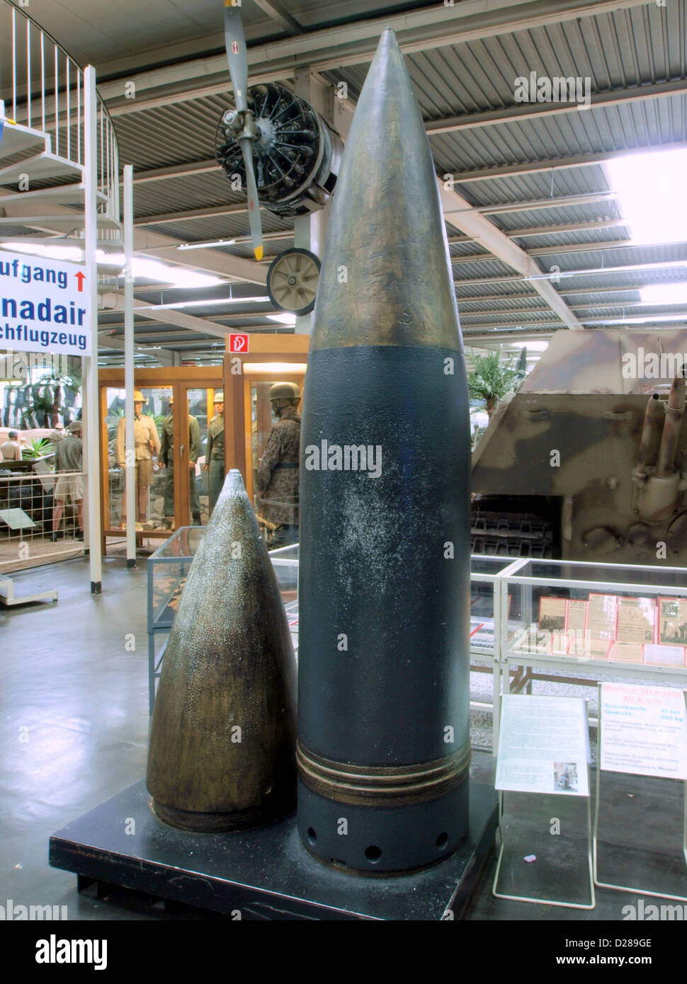 Der 40,6 cm große Krupp Marine Granate, ausgestellt im Auto & Technic Museum in Sinsheim. Diese Artillerie war Teil der Adolf-Kanone, die während des Zweiten Weltkriegs verwendet wurde Stockfoto
