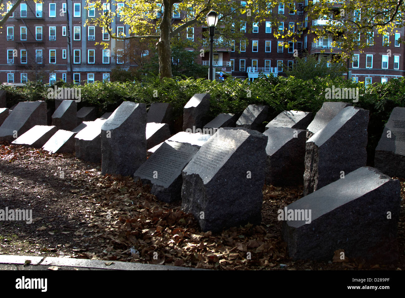 Grabsteine/Grabsteine in Holocaust-Gedenkstätte in Sheesphead Bay, Brooklyn, New York Stockfoto