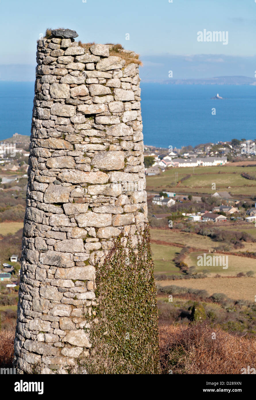 Stillgelegten Zinnbergbau Schornstein auf Rosewall Hügel mit Blick auf St. Ives und den Atlantik in Cornwall UK Stockfoto