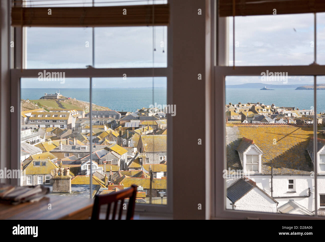 Blick über St Ives Dächer "The Island" und Carbis Bay von der Ferienwohnung Stockfoto