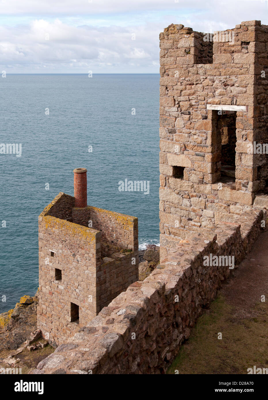 Die stillgelegten Krone Motor Zinnbergbau Häuser auf der Klippe in der Nähe von Botallack, Cornwall, UK Stockfoto