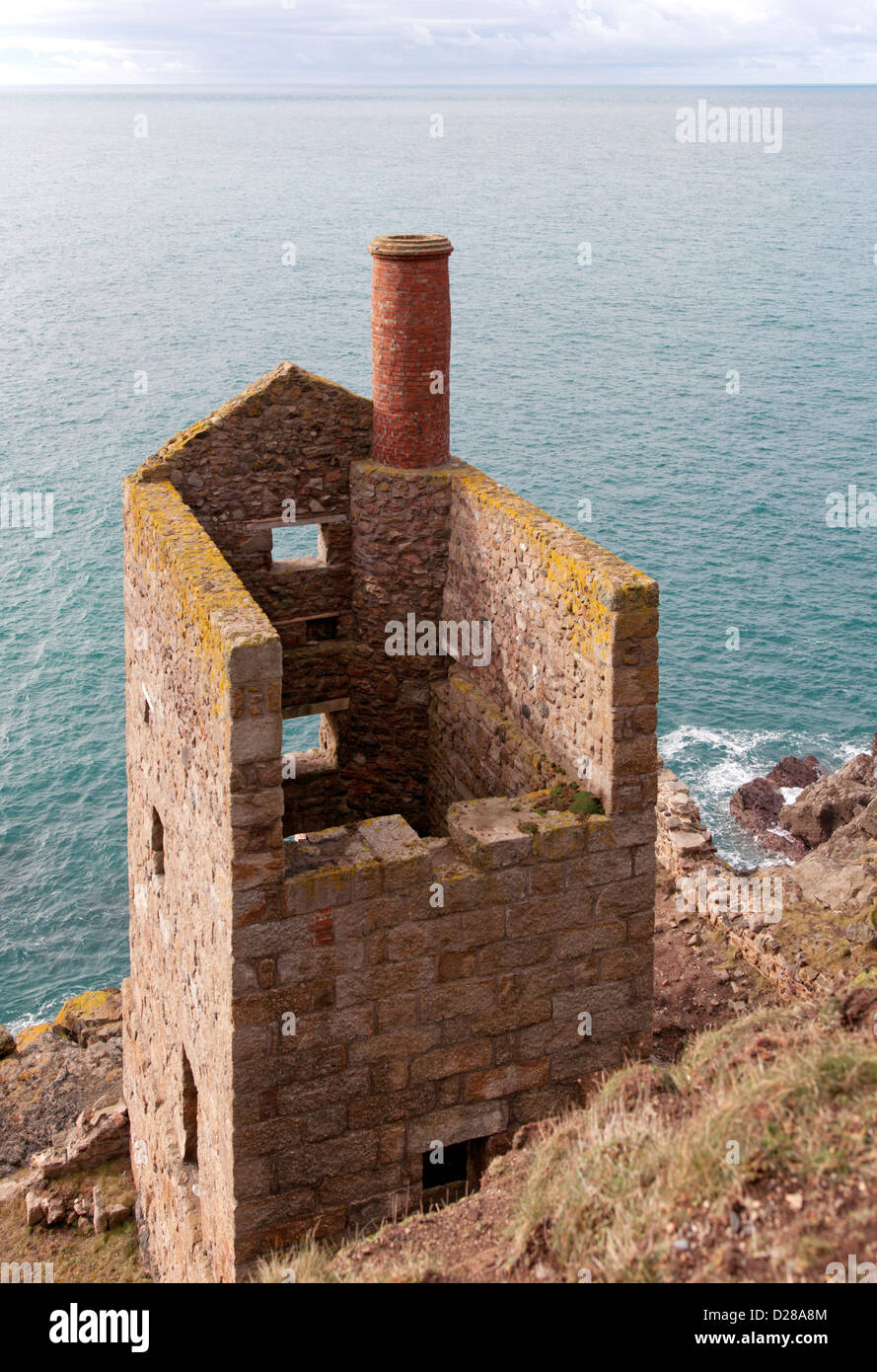 Die untere Krone Zinnbergbau Maschinenhaus auf der Klippe in der Nähe von Botallack, Cornwall, UK Stockfoto