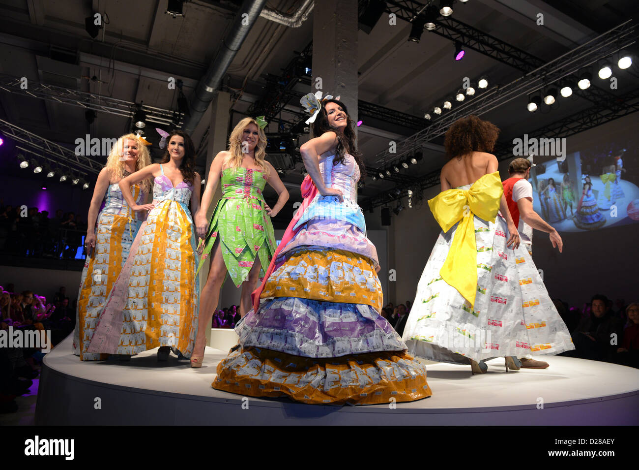 (L-R) Klara Ahlers (Lavera), Mariella Ahrens, Magdalena Brzeska, Christine Neubauer, Annabelle Mandeng und Bernhard Bettermann präsentieren Kreationen bei der Eröffnung der grünen Marke Lavera von Katell Gelebart Designer während der Fashion Week in Berlin, Deutschland, 16. Januar 2013. Die Präsentationen der Kollektionen Herbst/Winter 2013/2014 treffen findet vom 15. bis 18. Januar 2013. Foto: Jens Kalaene/Dpa +++(c) Dpa - Bildfunk +++ Stockfoto