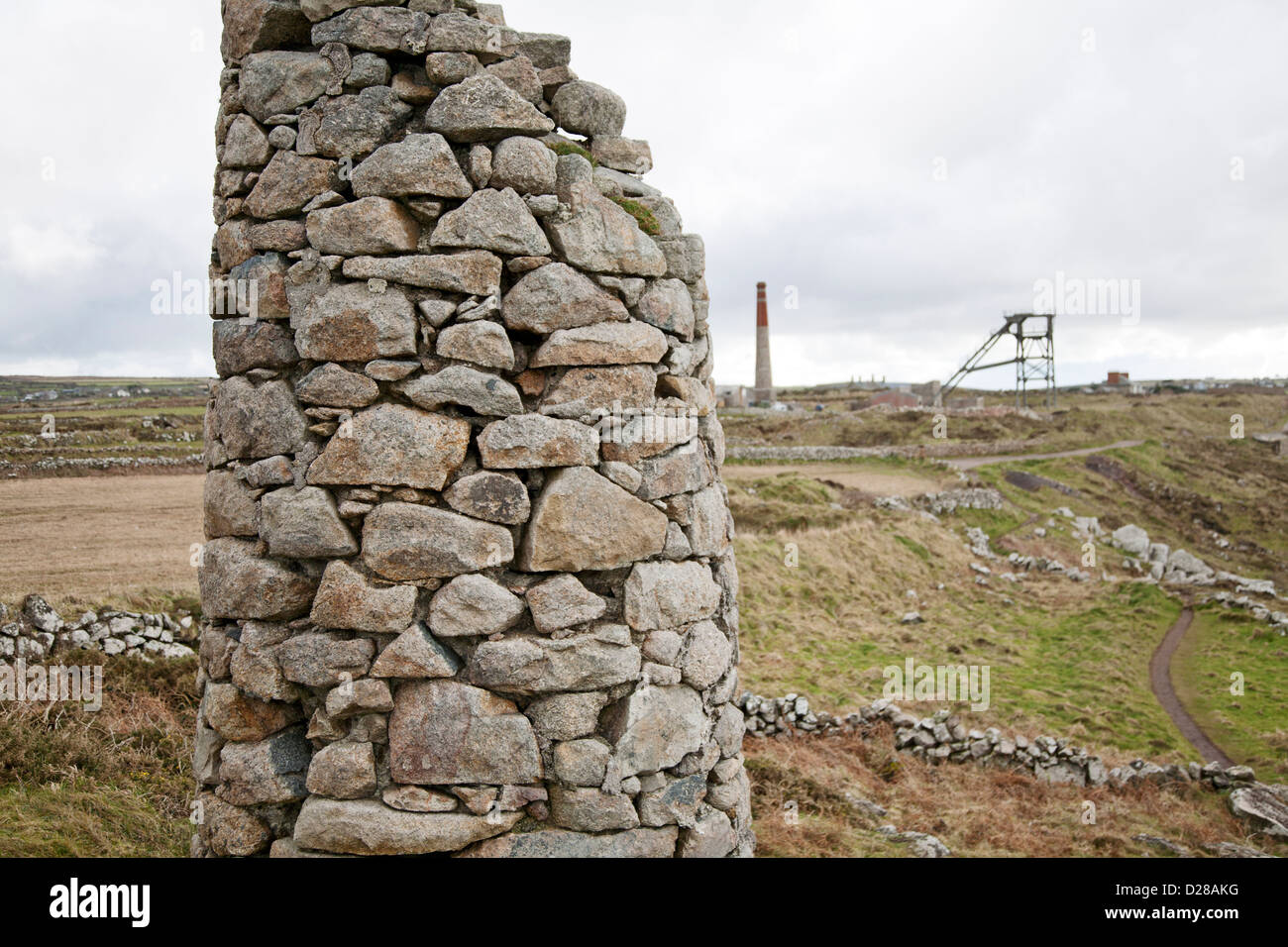 Stillgelegten Reste von Bergbau-Gebäude, Schornsteine und Apparat des Arsen-Werks in der Nähe von Botallack, Cornwall, UK Stockfoto