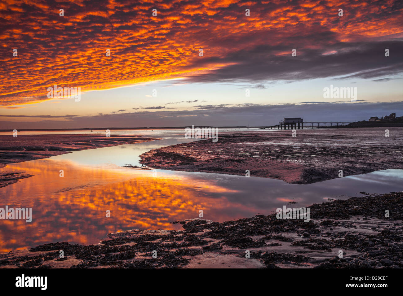 Die RNLI Station auf Roa Island in der Nähe von Barrow in Furness in Cumbria bei Sonnenuntergang von der nahe gelegenen Foulney Böschung eingefangen. Stockfoto