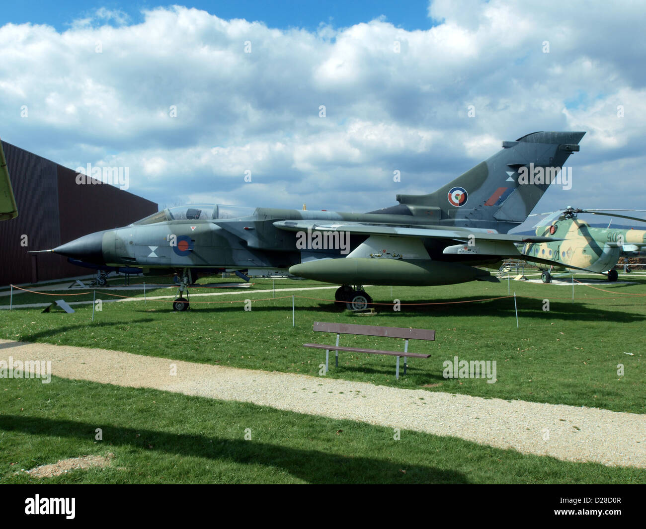 Die Panavia Tornado ist ein in den 1970er Jahren entwickeltes Kampfflugzeug mit variablem Flügelflügel Er wird von mehreren Luftstreitkräften eingesetzt und ist für seine Vielseitigkeit sowohl bei Angriffs- als auch bei Aufklärungsmissionen bekannt. Der Tornado ist ein wichtiger Teil der militärischen Luftfahrt-Geschichte. Stockfoto