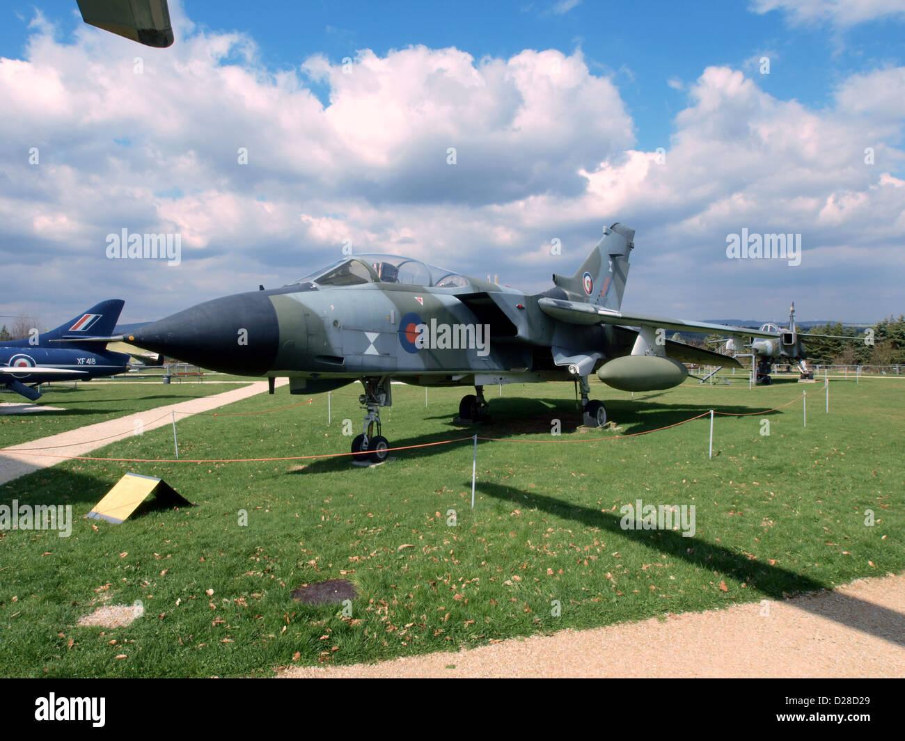 Die PANAVIA Tornado ist ein vielseitiges, multifunktionales Kampfflugzeug, das von mehreren europäischen Luftstreitkräften eingesetzt wird. Bekannt für sein variabler Flügeldesign, ist es in der Lage, eine Reihe von Missionen durchzuführen, von taktischen Bombenangriffen über Aufklärung bis hin zu Lufterhebungen. Stockfoto