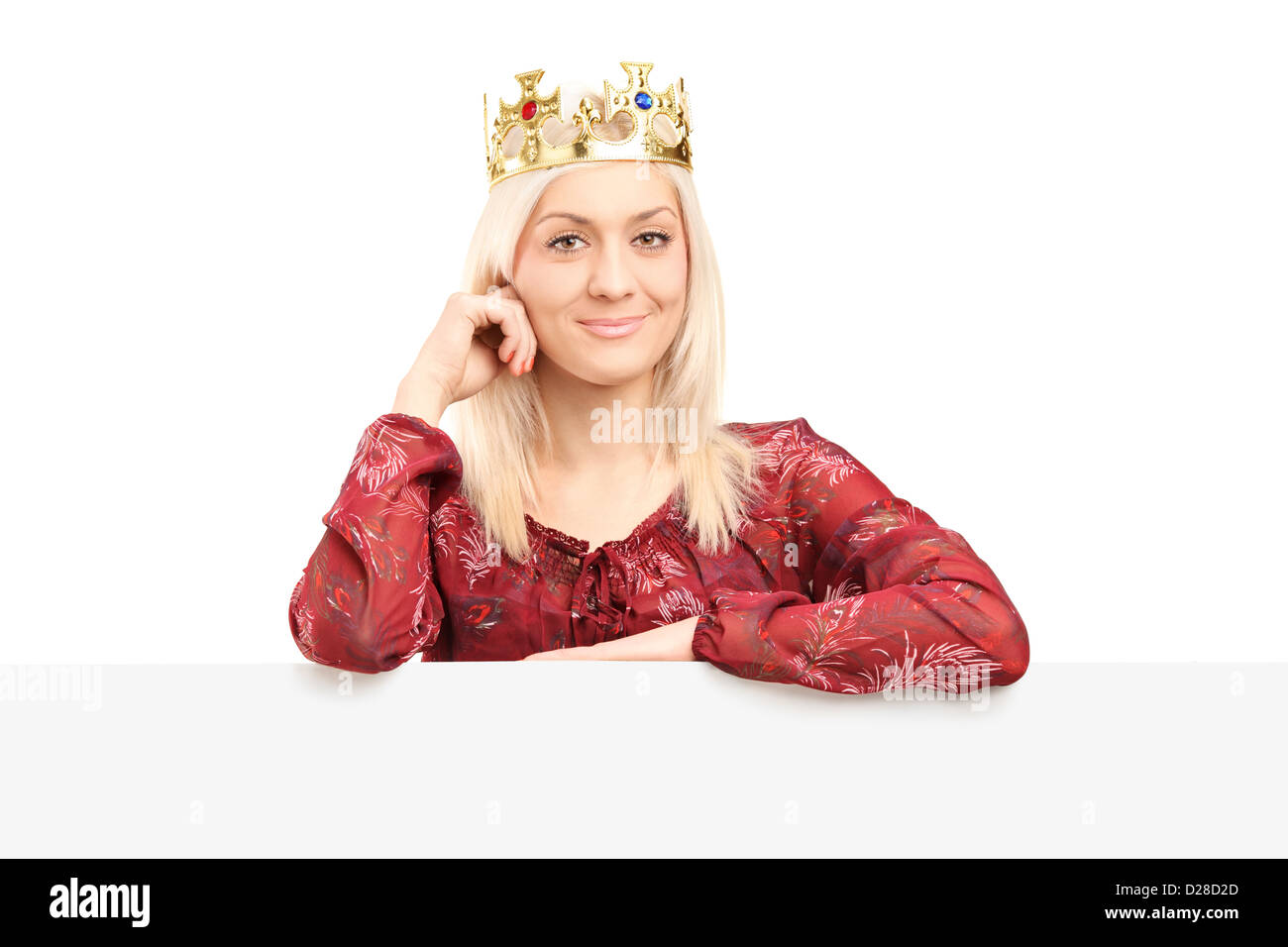 Schöne Königin mit einer Diamant-Krone posieren hinter Blindplatte, isoliert auf weißem Hintergrund Stockfoto