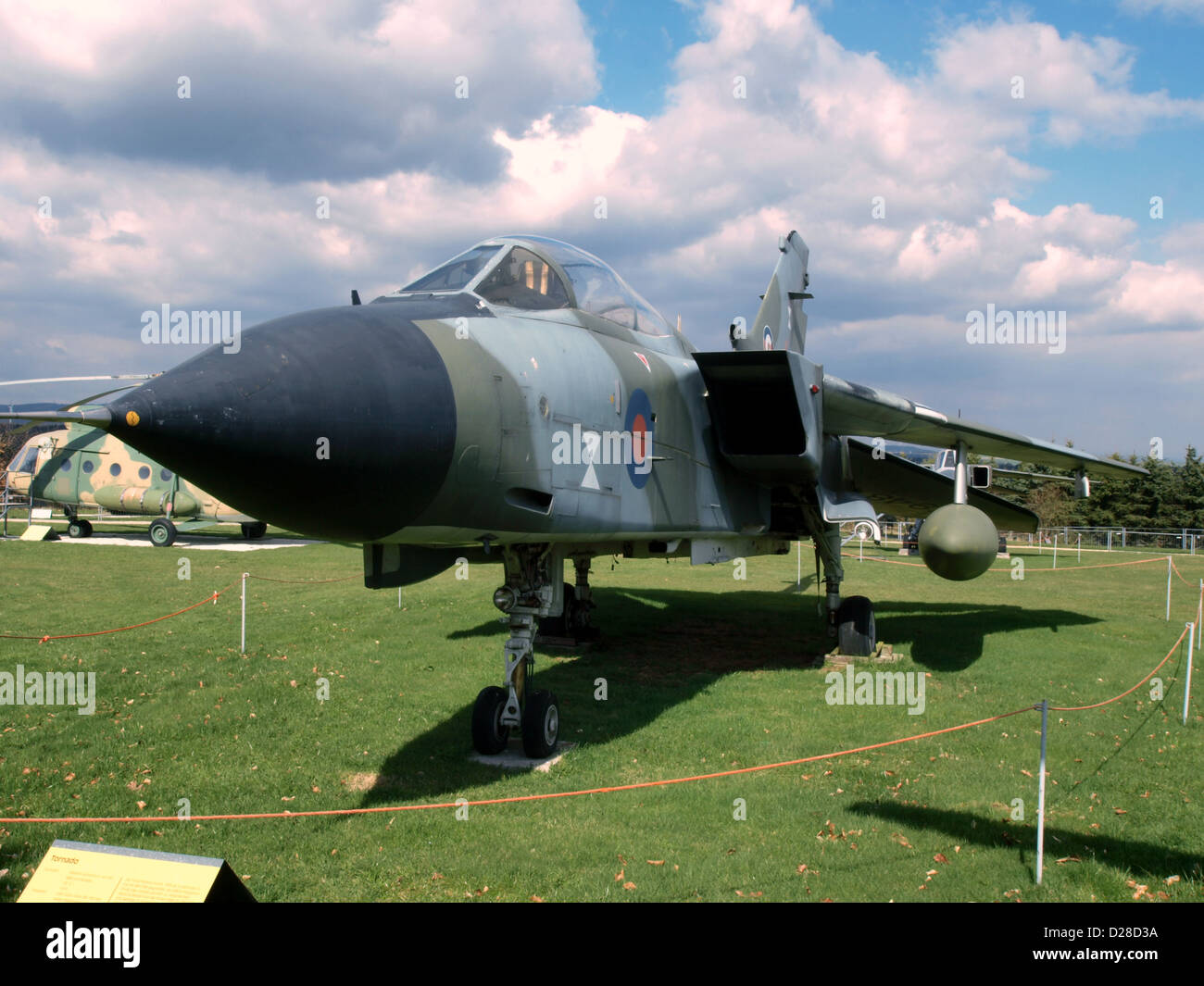 Die PANAVIA Tornado ist ein multifunktionales Kampfflugzeug, das von Deutschland, Italien und Großbritannien entwickelt wurde. Er ist in der Lage, Bodenangriffe, Aufklärungs- und Luftverteidigungsmissionen durchzuführen. Der Tornado ist bekannt für seine variabel schwenkbaren Flügel, fortschrittliche Avionik und starke Leistung in einer Reihe von militärischen Operationen. Stockfoto