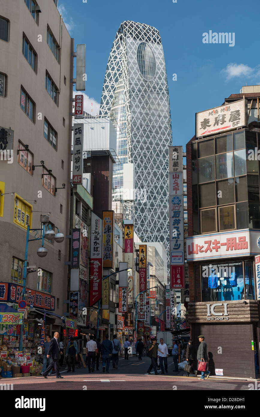 Mode Gakuen Cocoon Tower in Nishi-Shinjuku Geschäftsviertel von Tokio Stockfoto