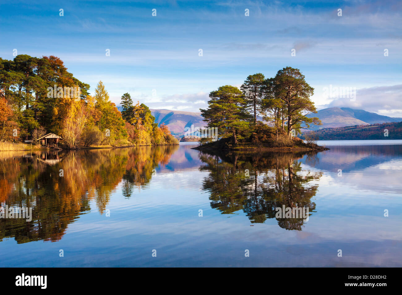 Des Abtes Bucht nahe dem südlichen Ende des Derwent Water in den Lake District National Park.   Auf einem noch morgen im Oktober aufgenommen. Stockfoto