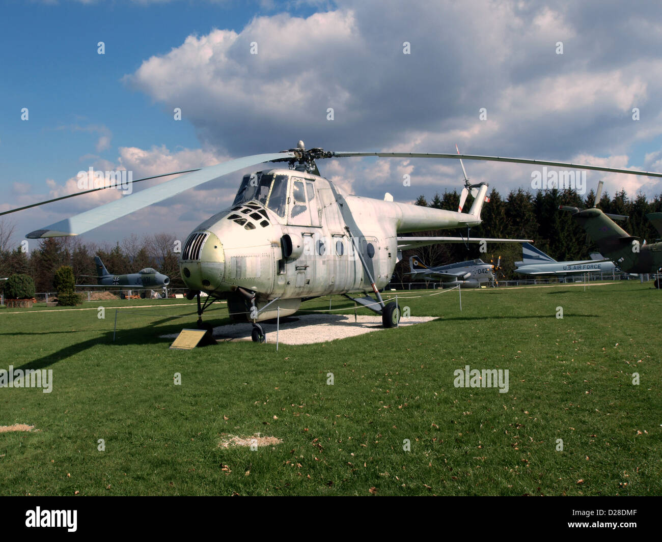 Das Auto & Technic Museum in Sinsheim zeigt den MIL Mi-4, einen sowjetischen Transporthubschrauber. Bekannt für seine Vielseitigkeit, wurde es Mitte des 20. Jahrhunderts sowohl für militärische als auch für zivile Anwendungen eingesetzt. Stockfoto