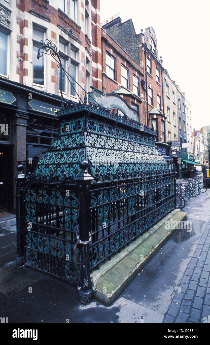 Viktorianischen Schmiedeeisen öffentliche Toilette in Foley Street, Fitzrovia, London. Stockfoto