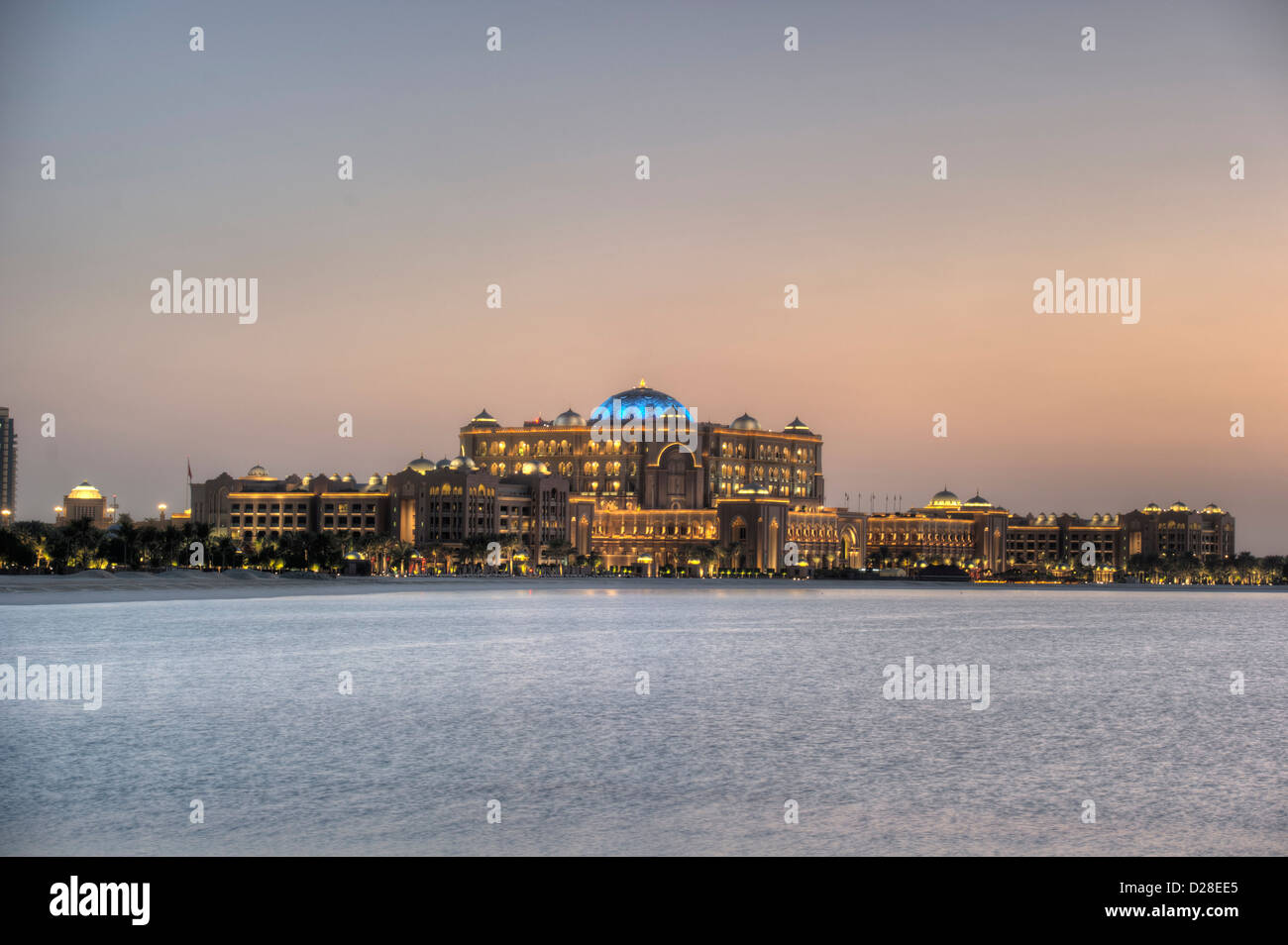 Emirates Palace Hotel bei Sonnenuntergang. Abu Dhabi, Vereinigte Arabische Emirate. 01.12.2012 Stockfoto