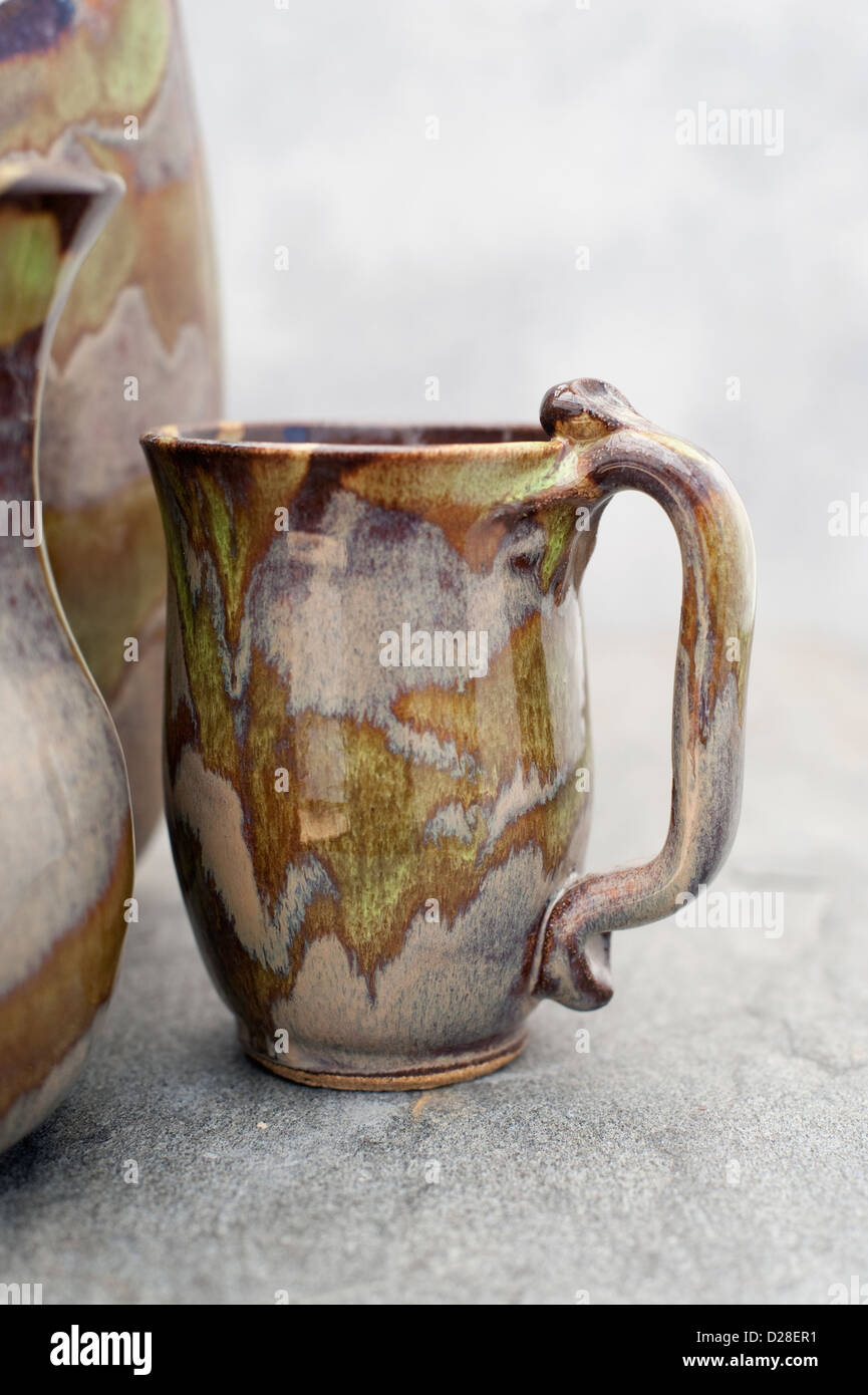 Hand geworfen Keramik Tasse. Stockfoto