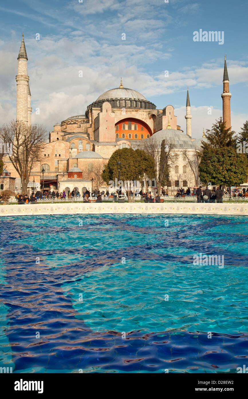 Türkei Istanbul - Hagia Sophia (Aya Sofya Sancta Sofia) Moschee Museum und UNESCO-Website mit Brunnen in Sultanahmet Square Park Stockfoto