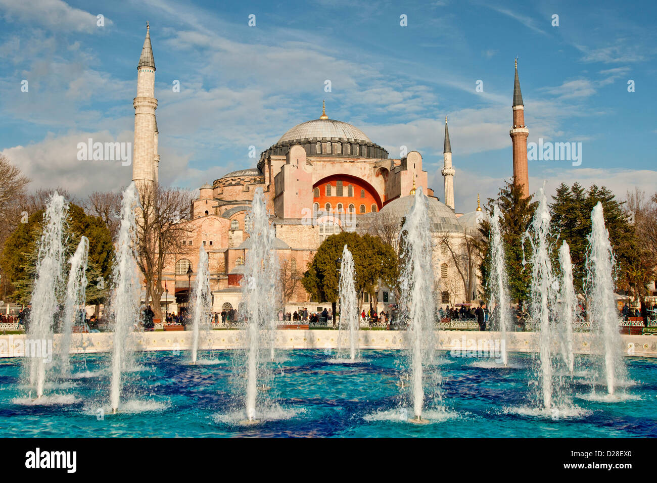 Türkei Istanbul - Hagia Sophia (Aya Sofya Sancta Sofia) Moschee Museum und UNESCO-Website mit Brunnen in Sultanahmet Square Park Stockfoto