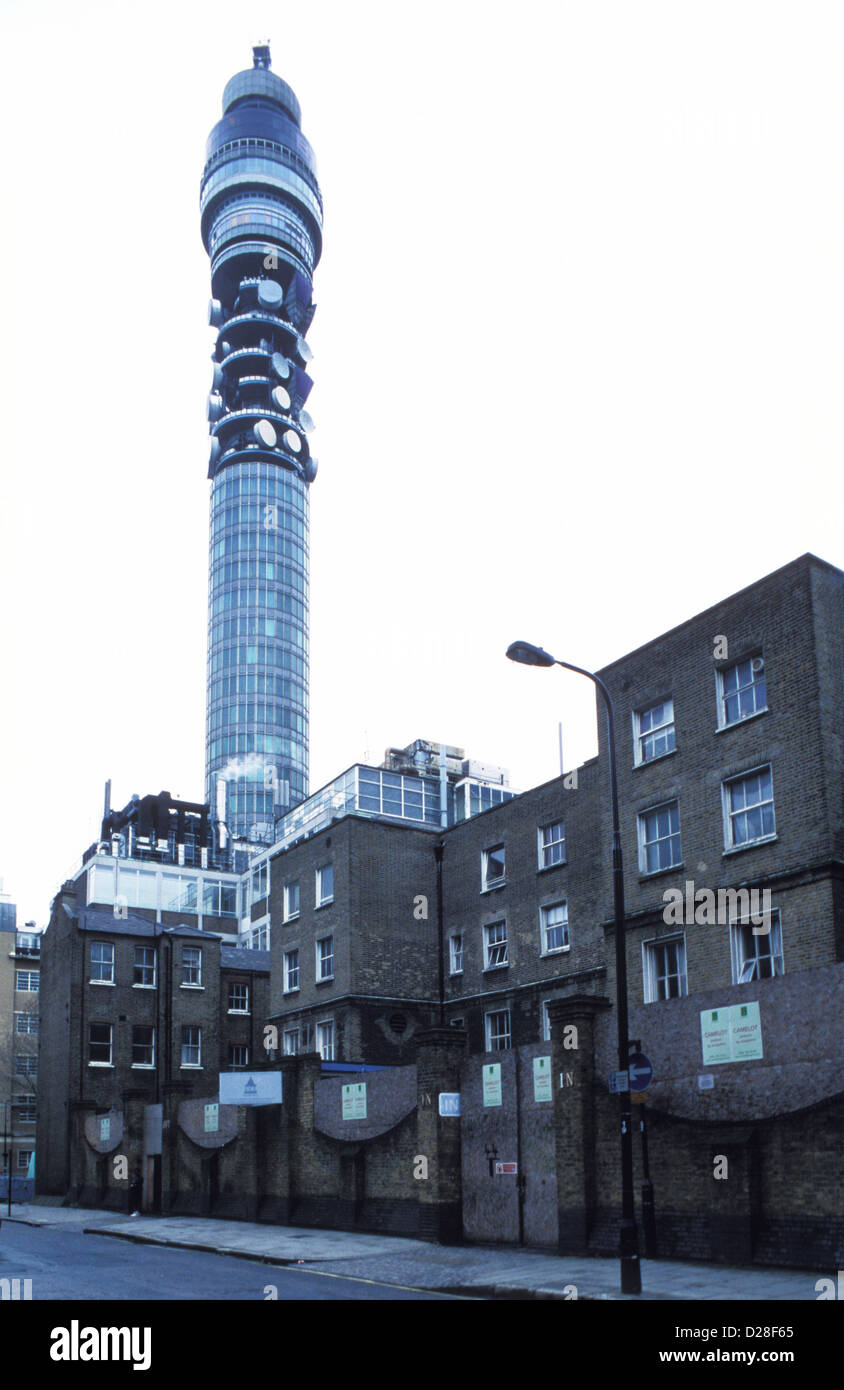 London-Telekom-Turm drohend über dem Cleveland Street Arbeitshaus, die Inspiration für's Charles Dickens Oliver Twist. 2010. Stockfoto