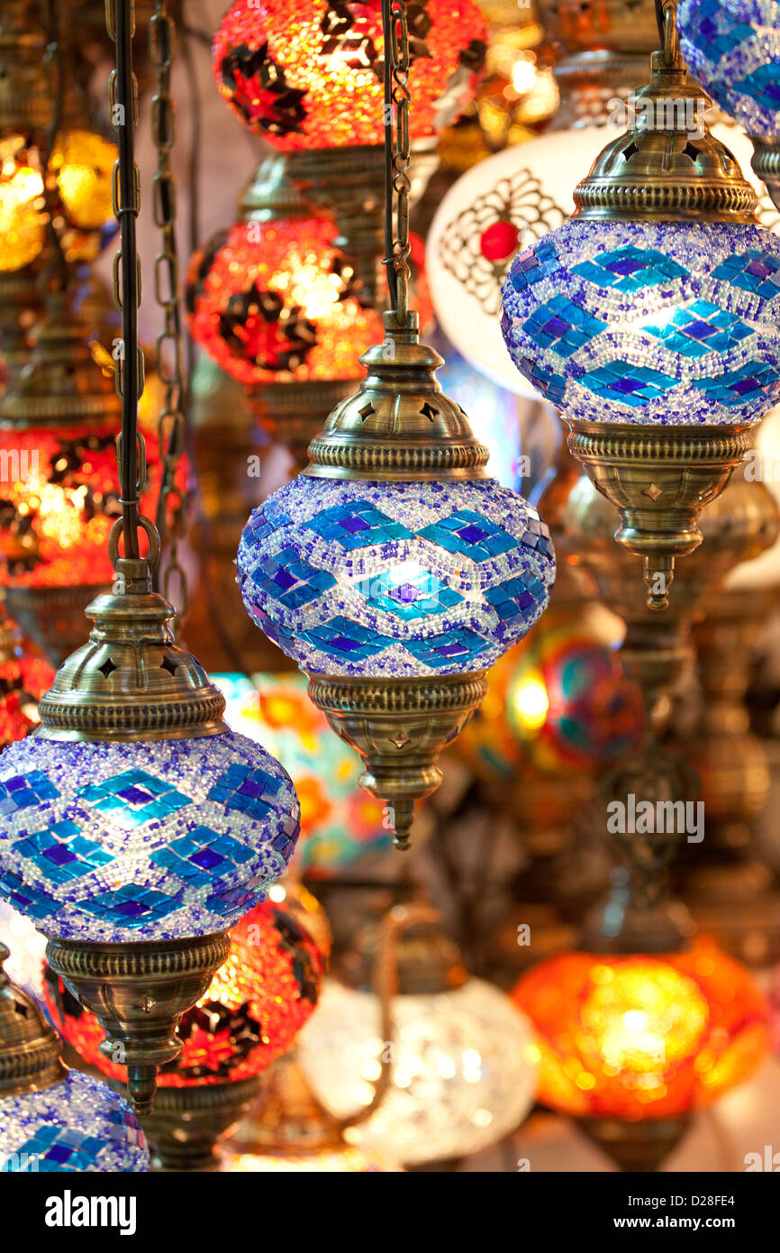 ISTANBUL TÜRKEI - Bunte elektrische türkische Glas Laternen Lampen in Grand Bazar Kapali Carsi Kapalicarsi (Markthalle) Stockfoto