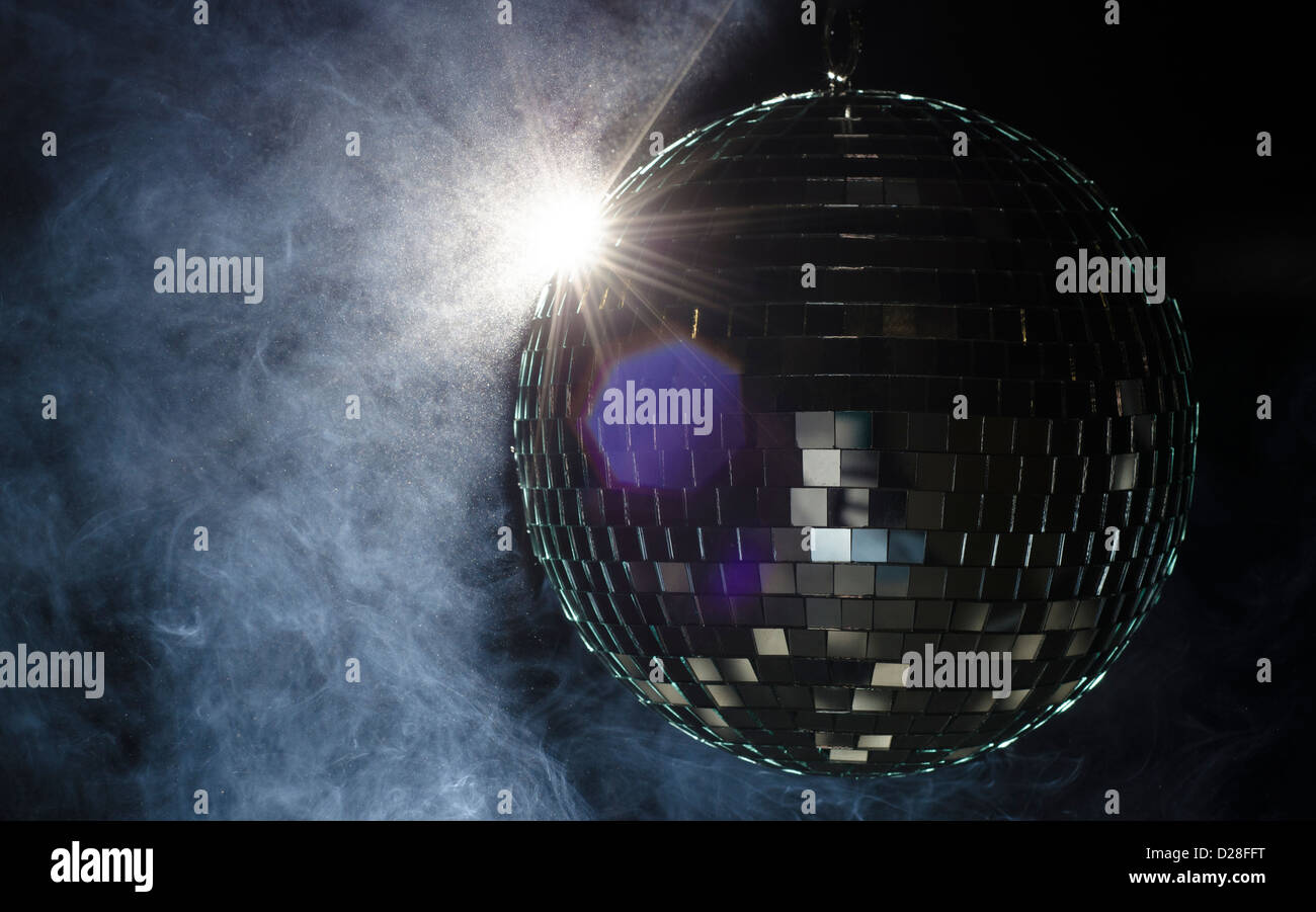 Eine Disco-Kugel mit Licht aufflackern. Ein Nachtleben Bild als Beispiel auf Party Flyer verwendet werden. Stockfoto