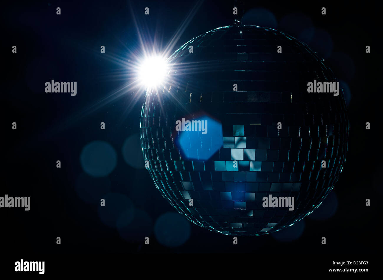 Eine Disco-Kugel mit leichten Flair und verschwommenen Lichtern auf Hintergrund. Ein Nachtleben Bild als Beispiel auf Party Flyer verwendet werden. Stockfoto