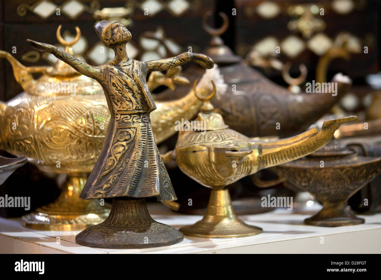 ISTANBUL TÜRKEI - Türkische wirbelnden tanzende Derwisch Modell Souvenir- und Magie Aladin öl Lampe Lampen für den Verkauf in den Großen Basar Markt Istanbul Türkei Stockfoto