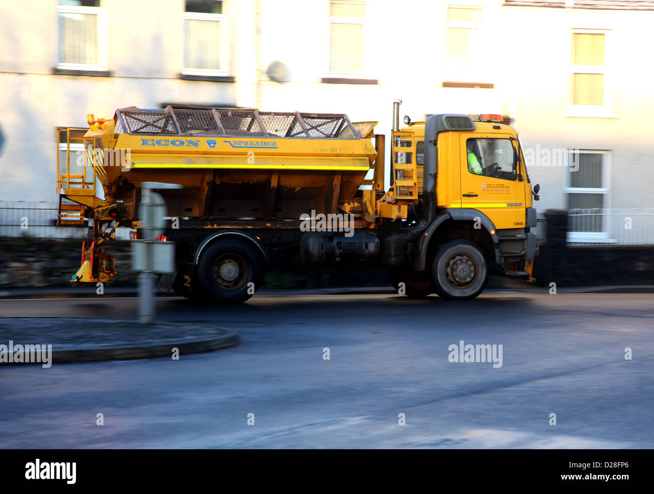 Des Rates LKW heraus verbreiten Salz und Splitt auf den Straßen von Carmarthen im Westen von Wales früh an einem Winter Morgen, Januar 2012 Stockfoto