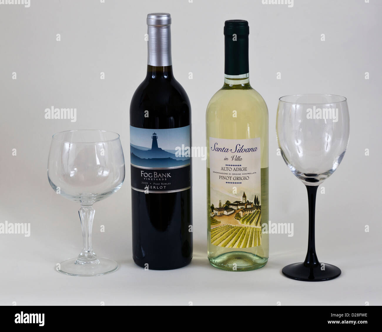 Zwei Flaschen Wein eine rote eine weiße mit zwei Gläsern. Stockfoto