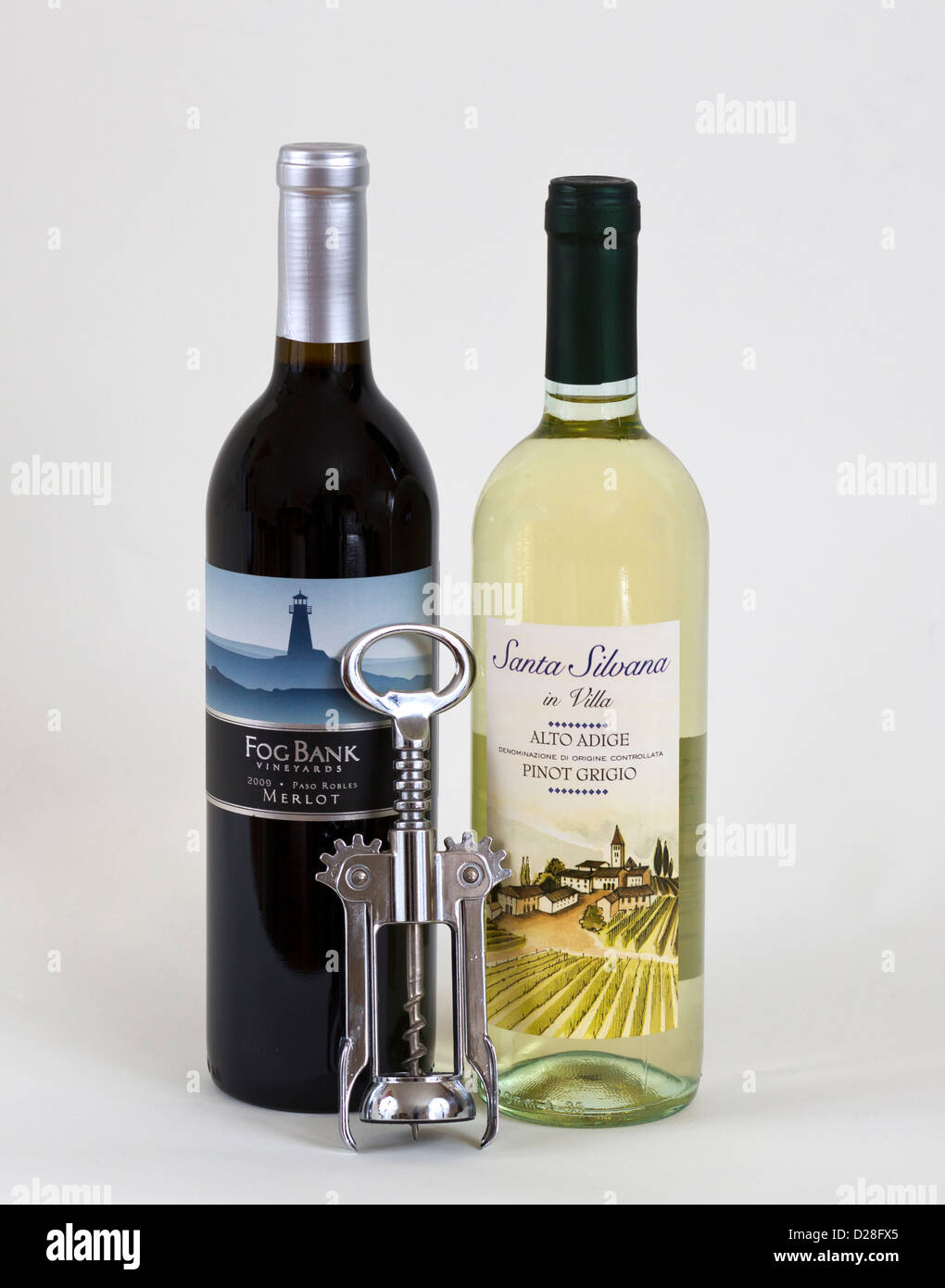 Zwei Flaschen Wein, eine weiße und eine rote mit Korkenzieher. Stockfoto