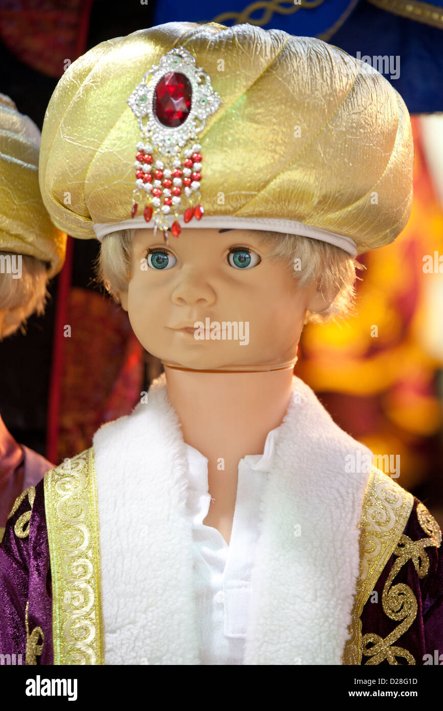 ISTANBUL TÜRKEI - Großer Basar Kapalicarsi Kapali Carsi (Markthalle), Mannequin in traditionellen türkischen Kostüm Kleidung Stockfoto