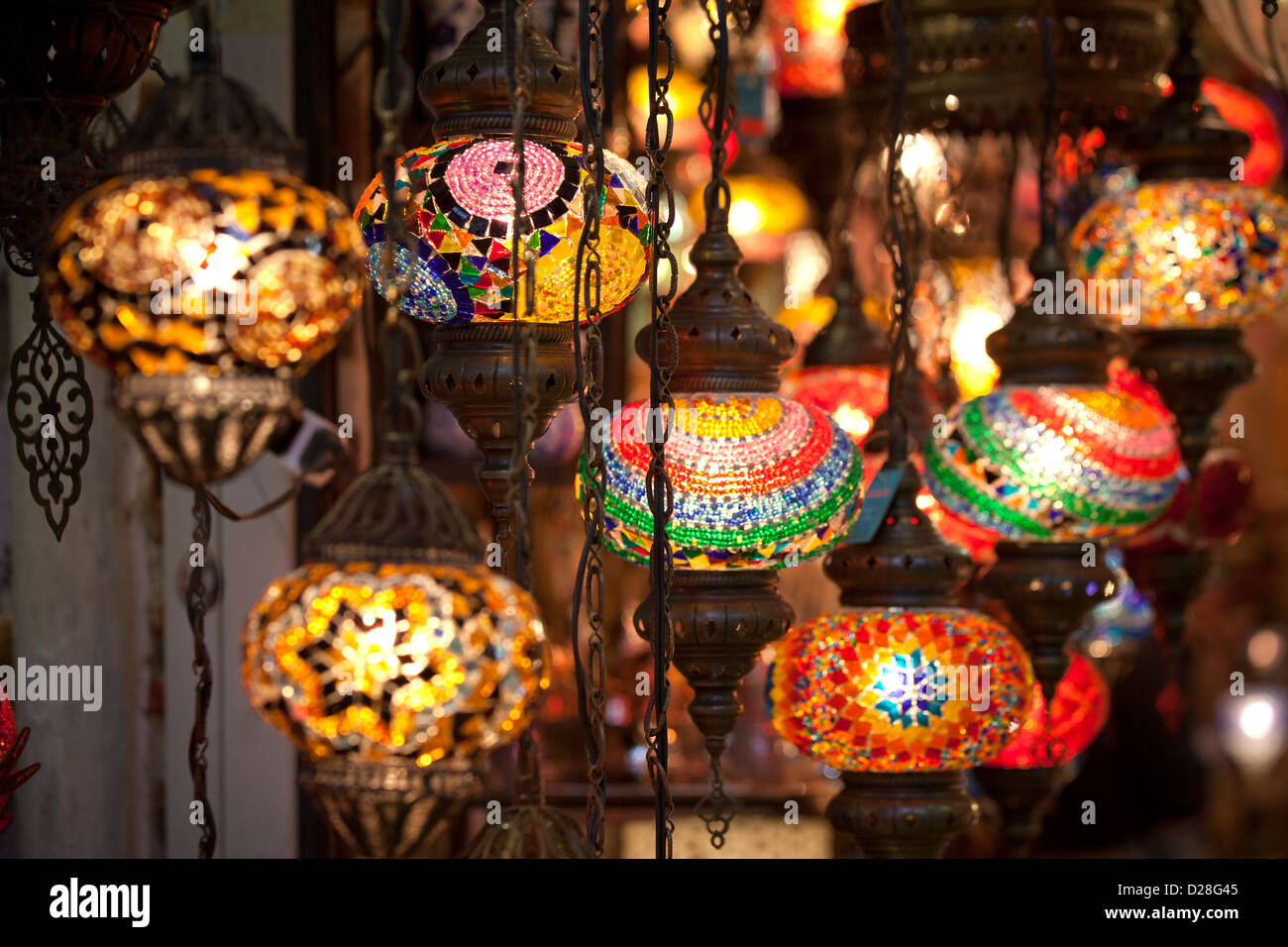 ISTANBUL TÜRKEI - Grand Bazar Kapali Carsi Kapalicarsi, hängenden bunten elektrischen türkische Glas Laternen leuchten in einem Geschäft Stockfoto