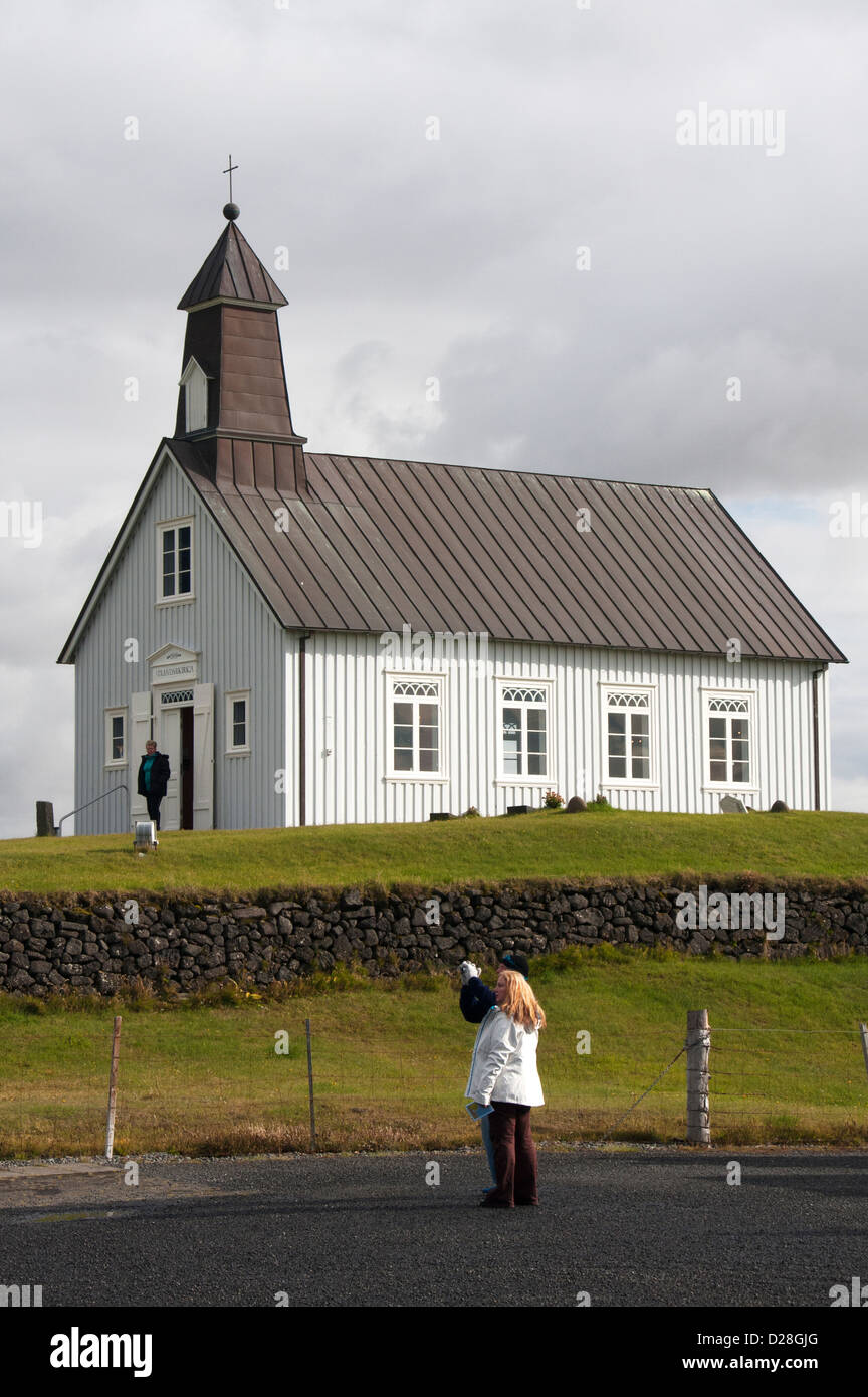 Touristen besuchen Strandarkirkja Kirche im Süden Islands. Stockfoto