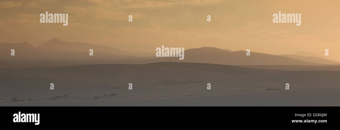 Panoramablick auf Sonnenuntergang über der Wüste und die umliegenden Berge in Corralejo, Fuerteventura, Spanien Stockfoto