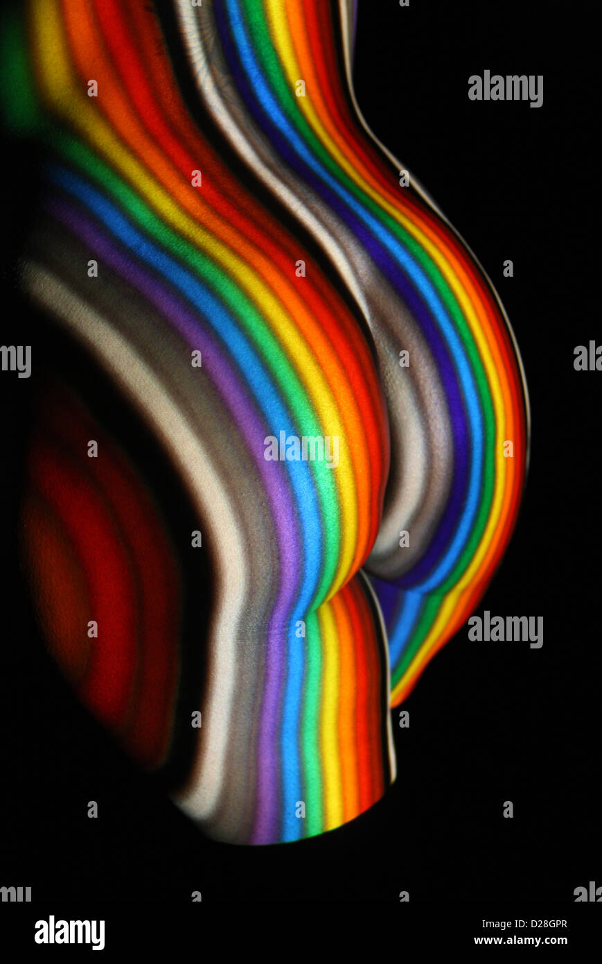 Regenbogen-Projektion auf der Unterseite einer jungen Frau. Stockfoto