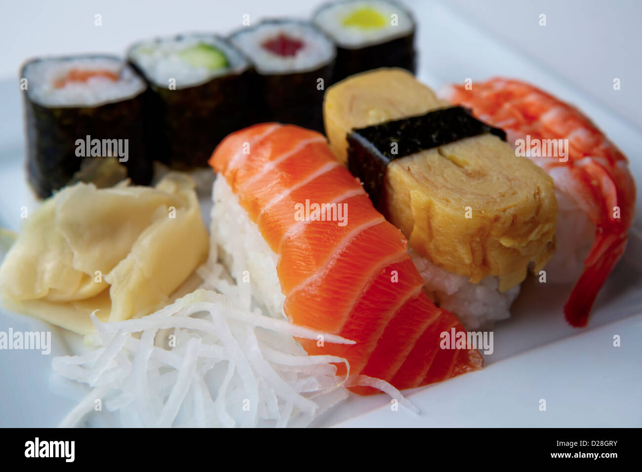 Eine Vielzahl von japanischen Sushi serviert auf einem weißen Teller. Stockfoto