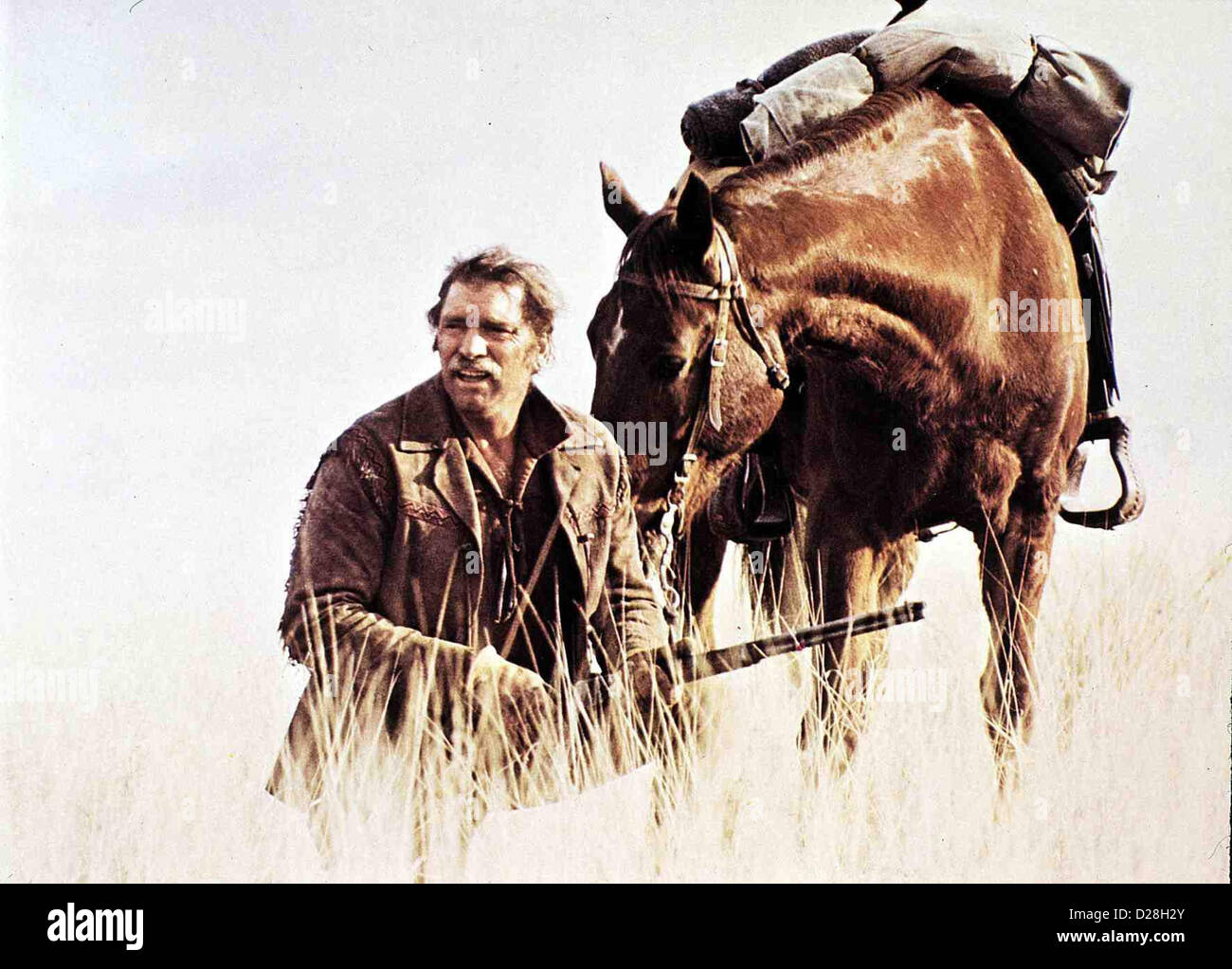 Keine Gnade für Ulzana Ulzana Raid Burt Lancaster Zusammen Mit Einem Jungen Cowboy Verfolgt McIntosh (Burt Lancaster) eine Stockfoto