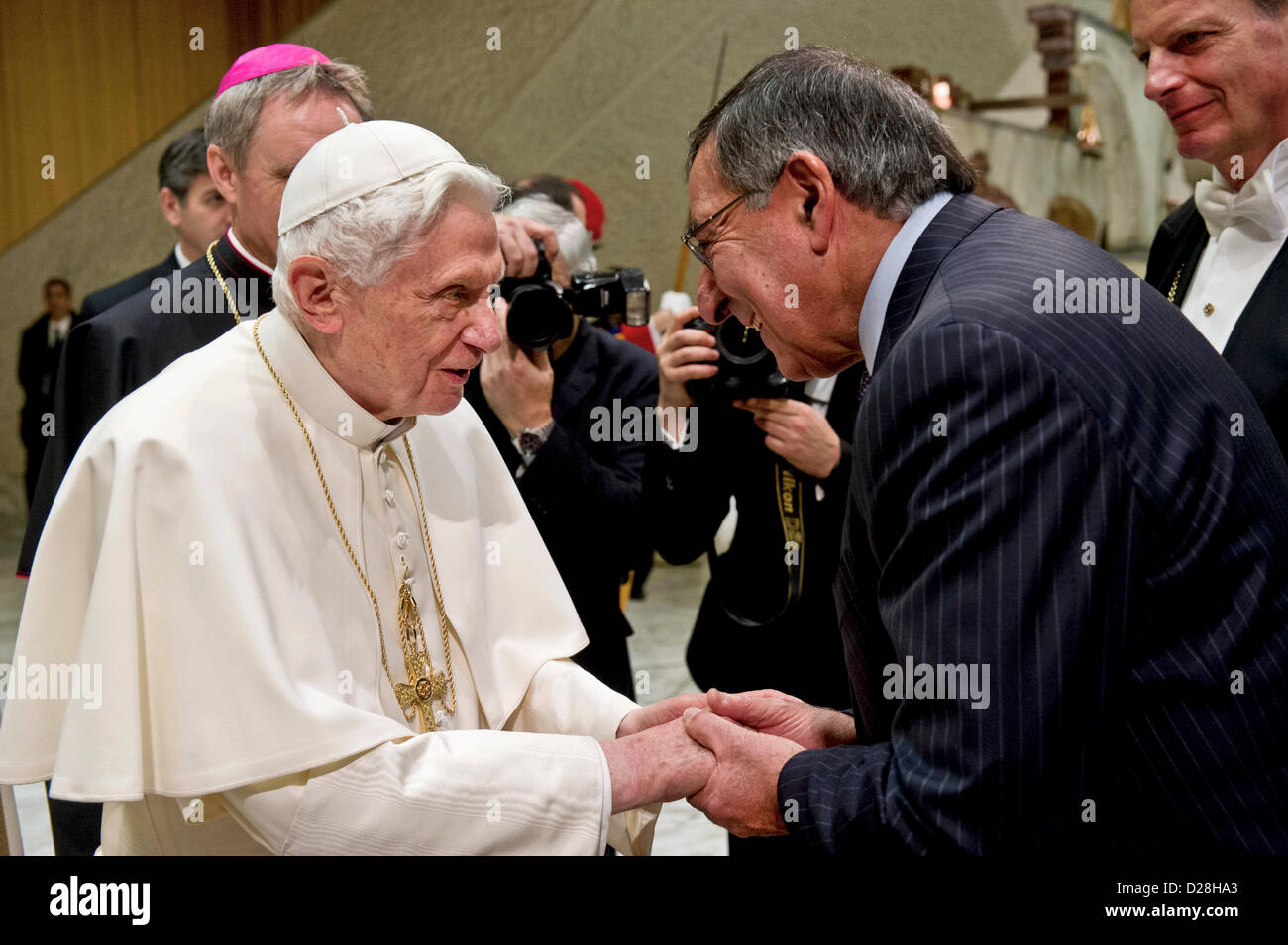 Rom, Italien. 16. Januar 2013. US-Verteidigungsminister Leon Panetta grüßt Papst Benedict XVI. im Vatikan 16. Januar 2013 in Rom, Italien. Der Papst dankte Panetta für die Hilfe, die Welt zu schützen. Bildnachweis: DOD Photo / Alamy Live News Stockfoto