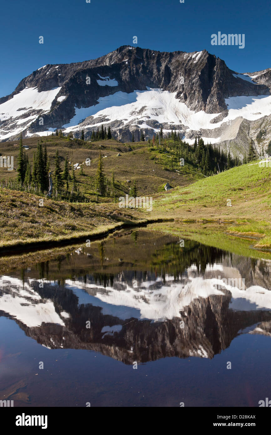 Reflexion im Lyman Seen Becken, Glacier Peak Wilderness, North Cascades, Washington. Stockfoto