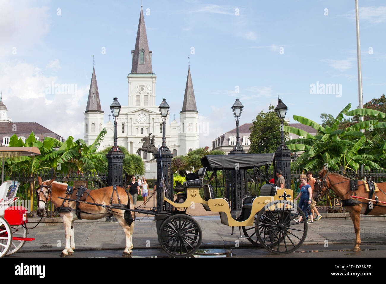 LA, New Orleans, French Quarter, Jackson Square, Pferd und Wagen mit St. Louis Cathedral und Statue von Andrew Jackson Stockfoto