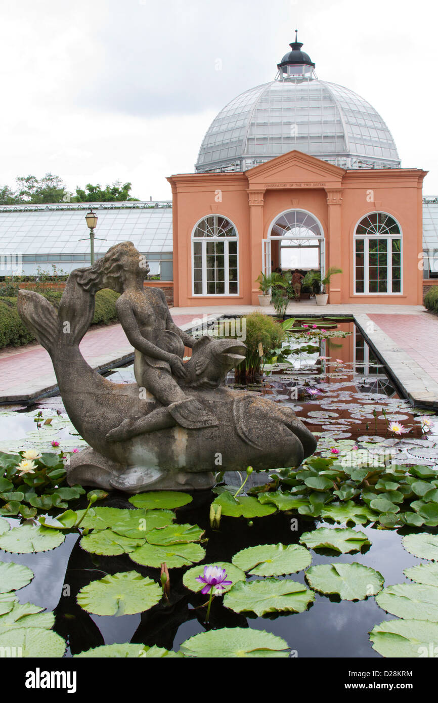 LA, New Orleans, New Orleans Botanischer Garten, The Conservatory der beiden Schwestern mit Seerosenteich und Skulptur, "Undine" Stockfoto