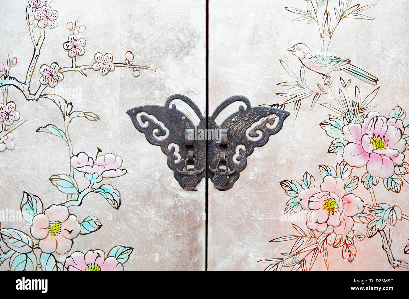 Schöne Schmetterling an der Tür der alten chinesischen Möbel Stockfoto