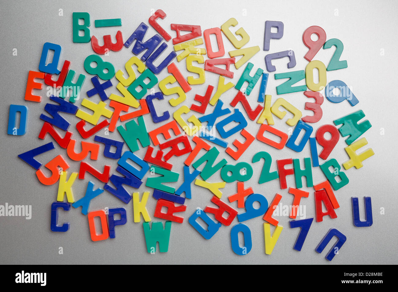 Kühlschrank Magnet Buchstaben Durcheinander in einem zufälligen Muster Stockfoto