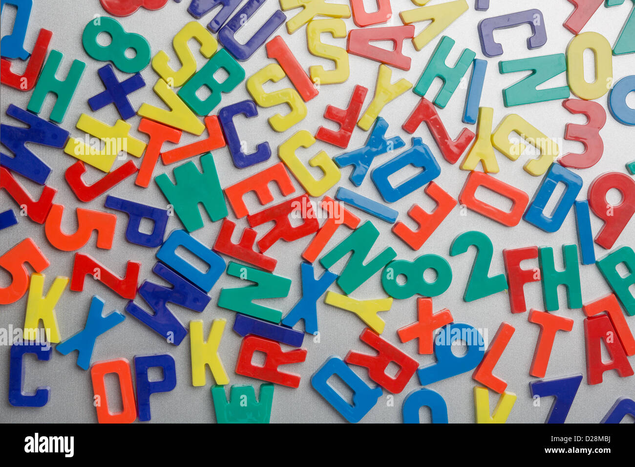 Kühlschrank Magnet Buchstaben Durcheinander in einem zufälligen Muster Stockfoto