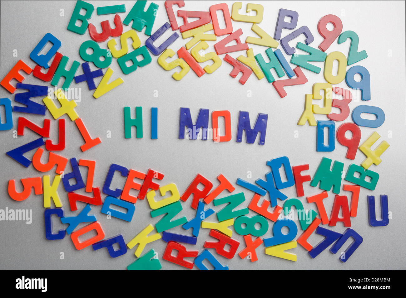 "Hallo Mama"-Kühlschrank-Magnete buchstabieren Nachrichten aus einem Durcheinander von Buchstaben Stockfoto