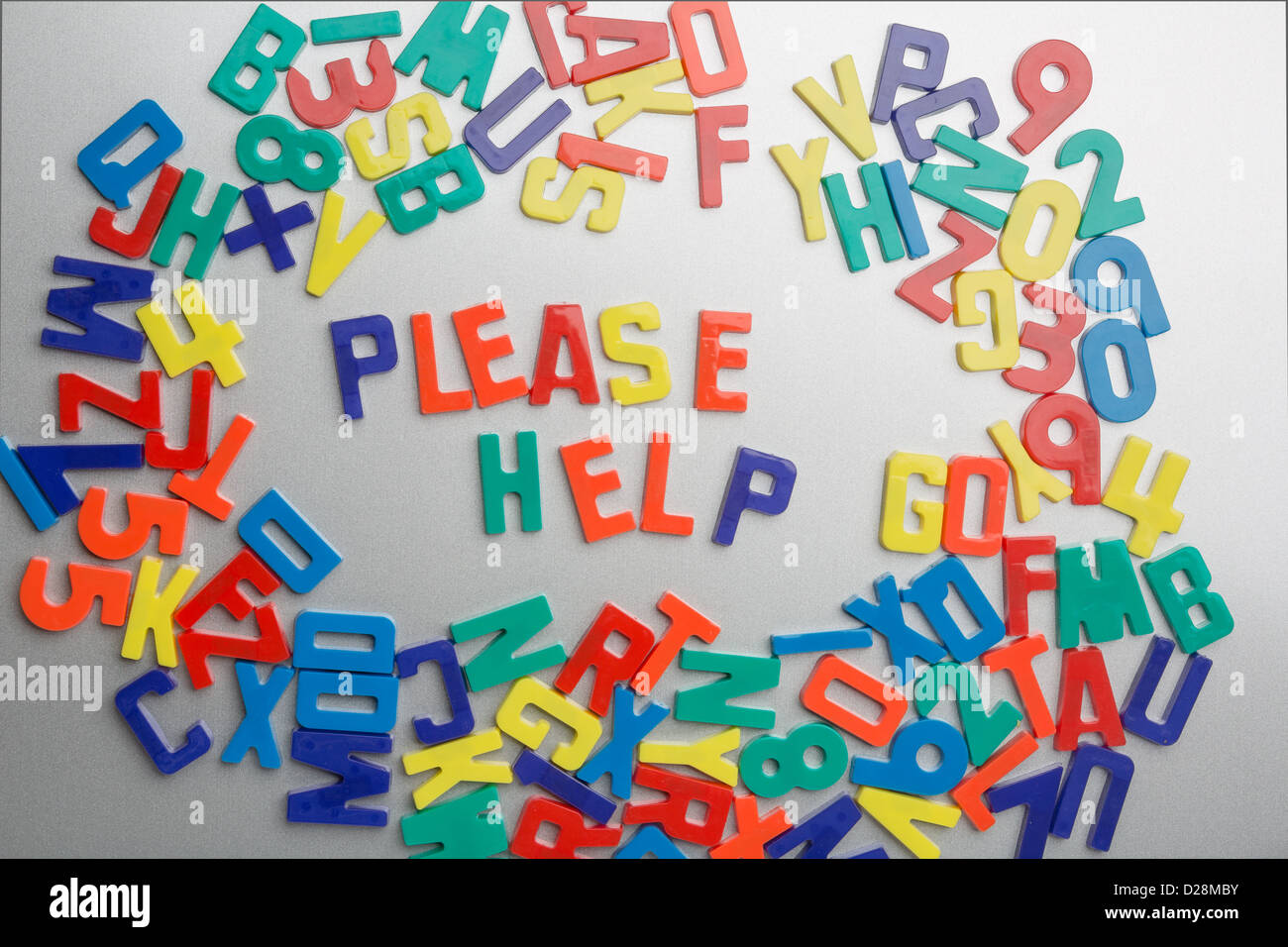 "Bitte helfen" - Kühlschrank-Magnete Bann Nachrichten aus einem Durcheinander von Buchstaben Stockfoto